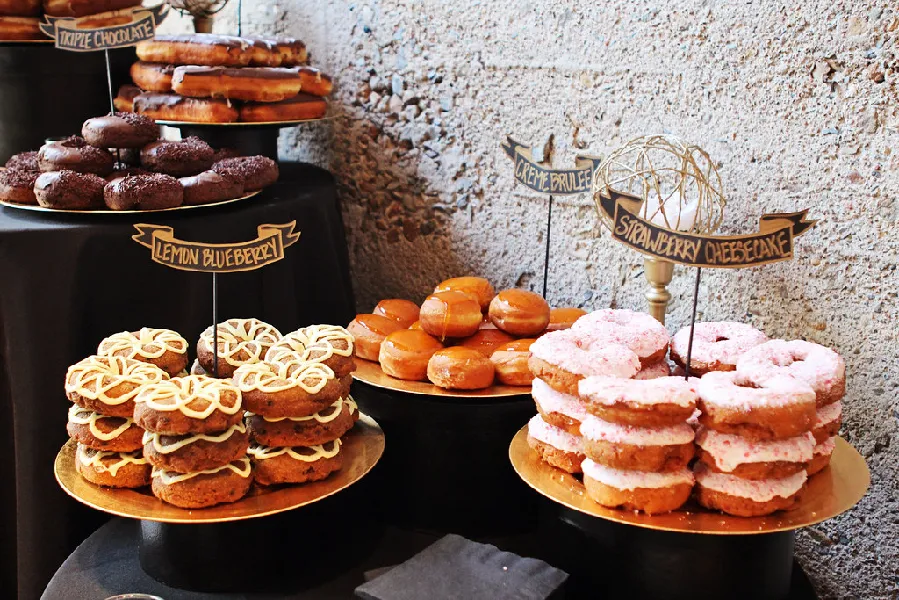 9 Bonnes Raisons d'Inclure un Bar à Donuts à Votre Réception de Mariage !