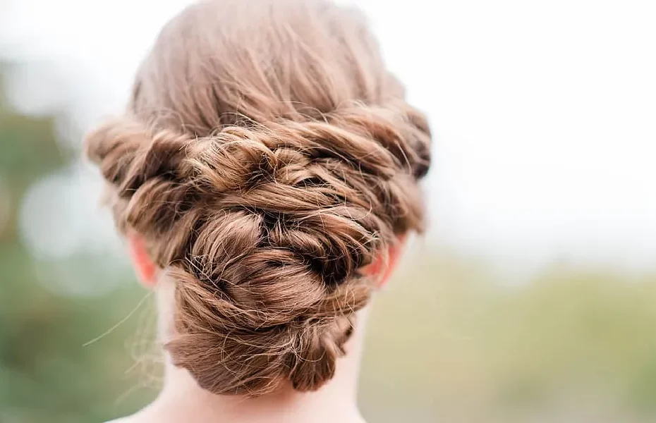 15 Idées de Coiffures de Mariée Avec des Cheveux Bouclés Parfaites pour votre Jour de Mariage