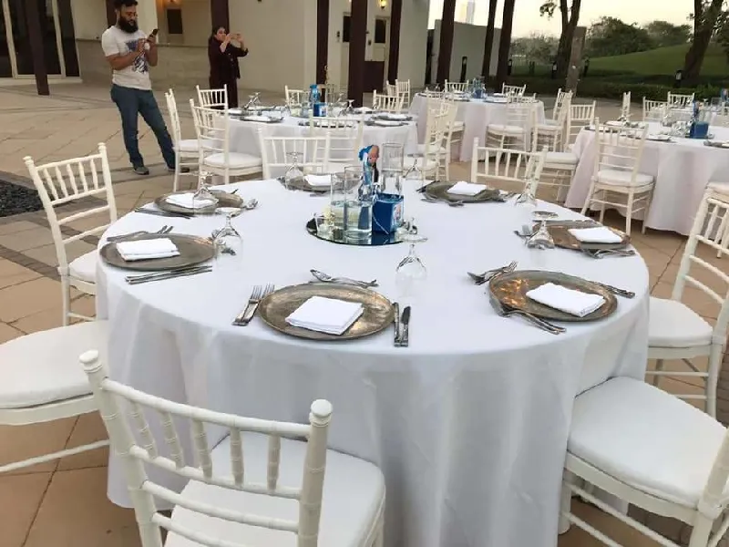 Comment créer l'ambiance parfaite avec des chaises différentes autour d'une table de mariage ?