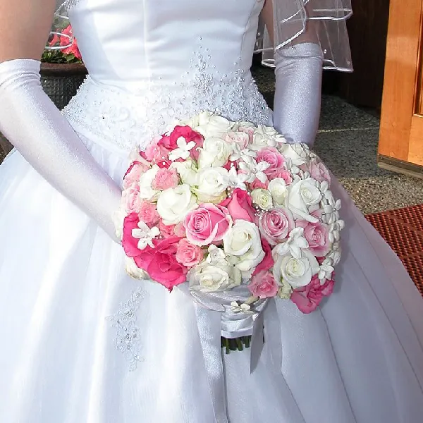 Le Bouquet de la Mariée : Une Tradition au Cœur des Fêtes de Mariage!