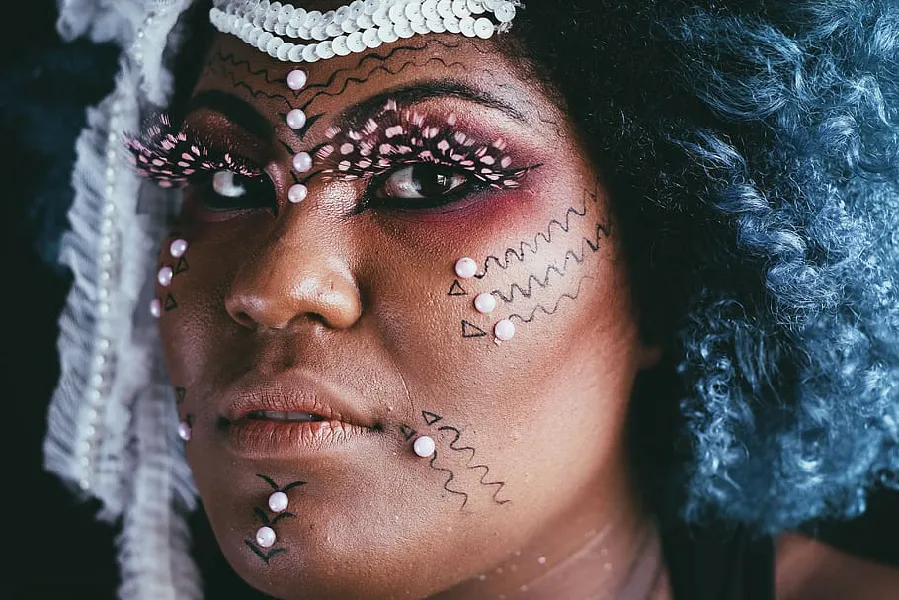 Maquillage tribal : Les secrets d'une beauté de caractère pour votre mariage !