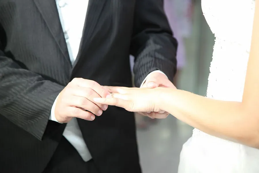15 Idées de Porte-Alliances Originaux pour Votre Cérémonie de Mariage!