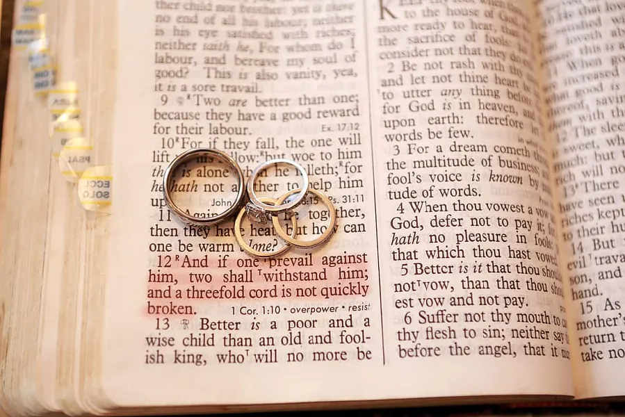 11 Versets Bibliques sur le Mariage pour une Cérémonie Religieuse Parfaite