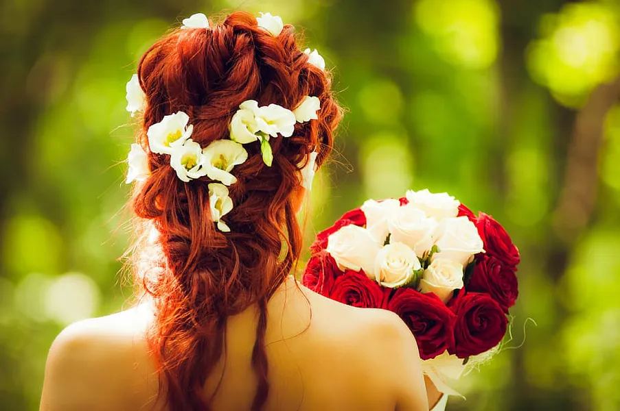 12 Coiffures de Mariée Avec Une Grosse Fleur Parfaites Pour Votre Jour de Mariage