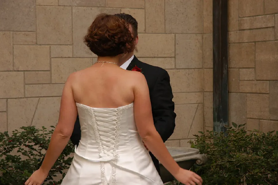 Corset de mariage : découvrez les différences entre bustier, guêpière et corset !