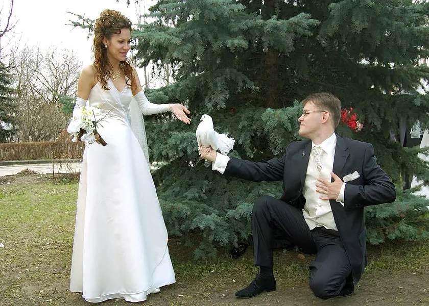 C'est le retour du costume rayé pour les mariés : à la pointe de la tendance !
