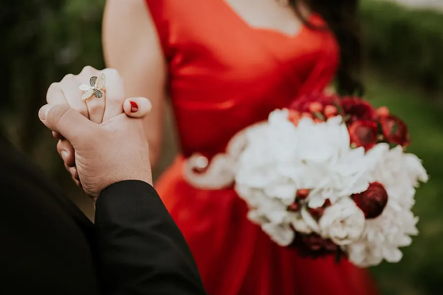 6 manières de choisir le costume rouge parfait pour votre mariage