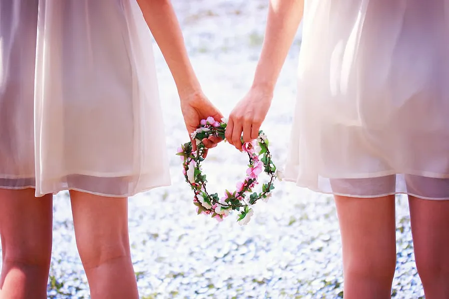 5 raisons pour lesquelles la robe de mariée midi rétro est en train de faire son grand retour