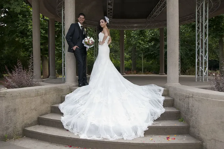 Robes de cocktail noires et blanches pour un mariage: Une combinaison gagnante !